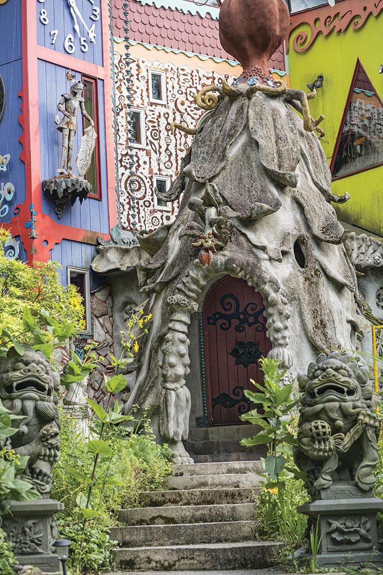 Artichoke-shaped door frame and entrance