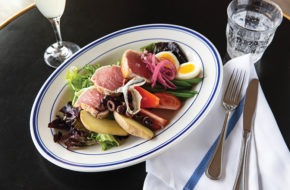 Tuna niçoise salad at Brasserie Mémère in Closter.