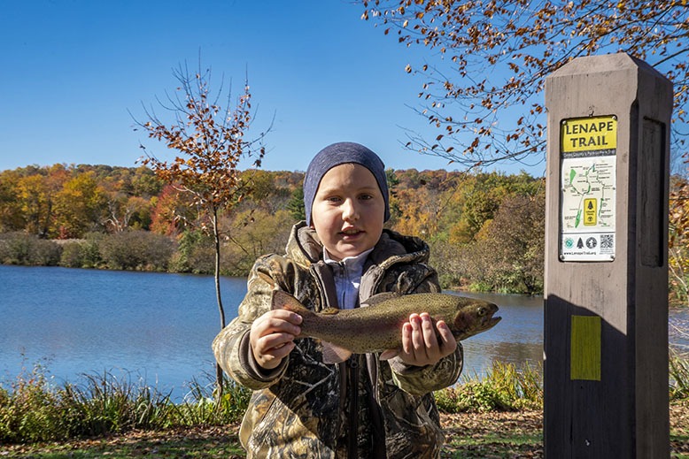 A child holds a fish in Verona Park 