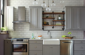 A backsplash of oversized white subway tile adds drama to Stephanie and Damian's once-cramped kitchen.