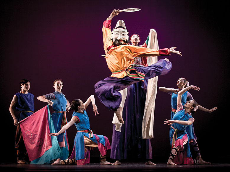 Nai-Ni Chen Dance Company rings in the Chinese New Year with complex choreography and colorful costumes.