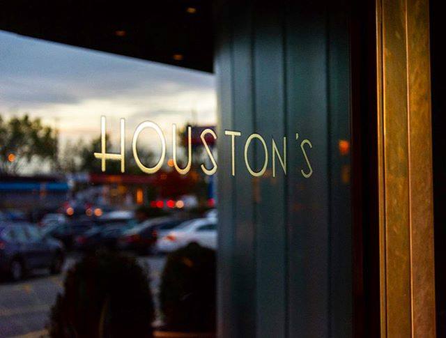 Houston's Reviewed: Where Desserts Save the Day