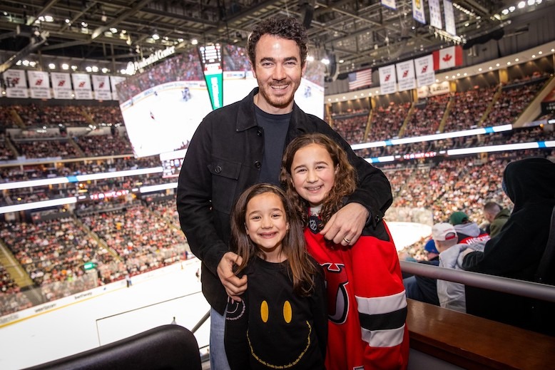 Kevin Jonas with daughters