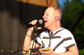 Fred Schneider performing a concert