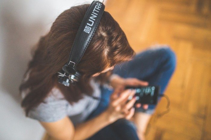 girl listening to ipod