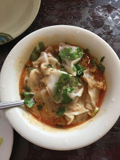 A bowl of spicy wontons.