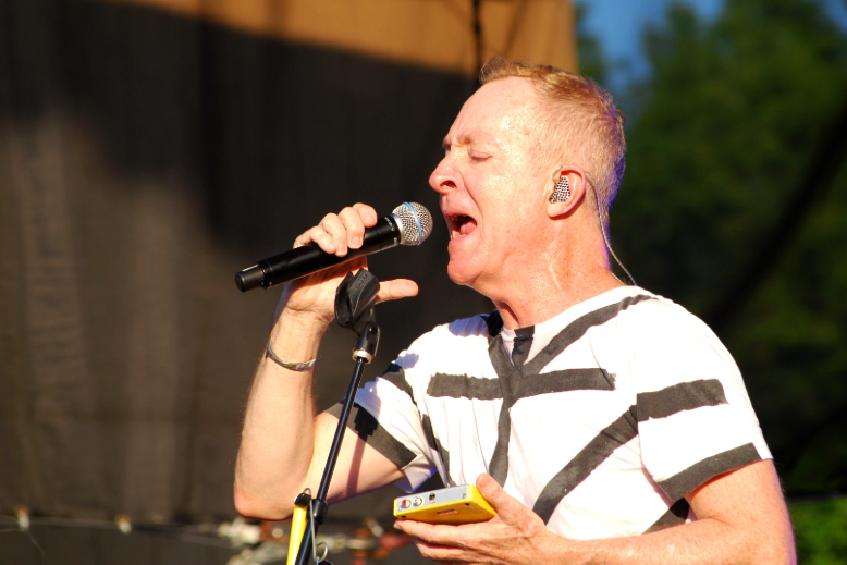 Fred Schneider performing a concert